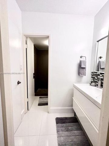 100 Lincoln Rd 526, Miami Beach, FL 33139