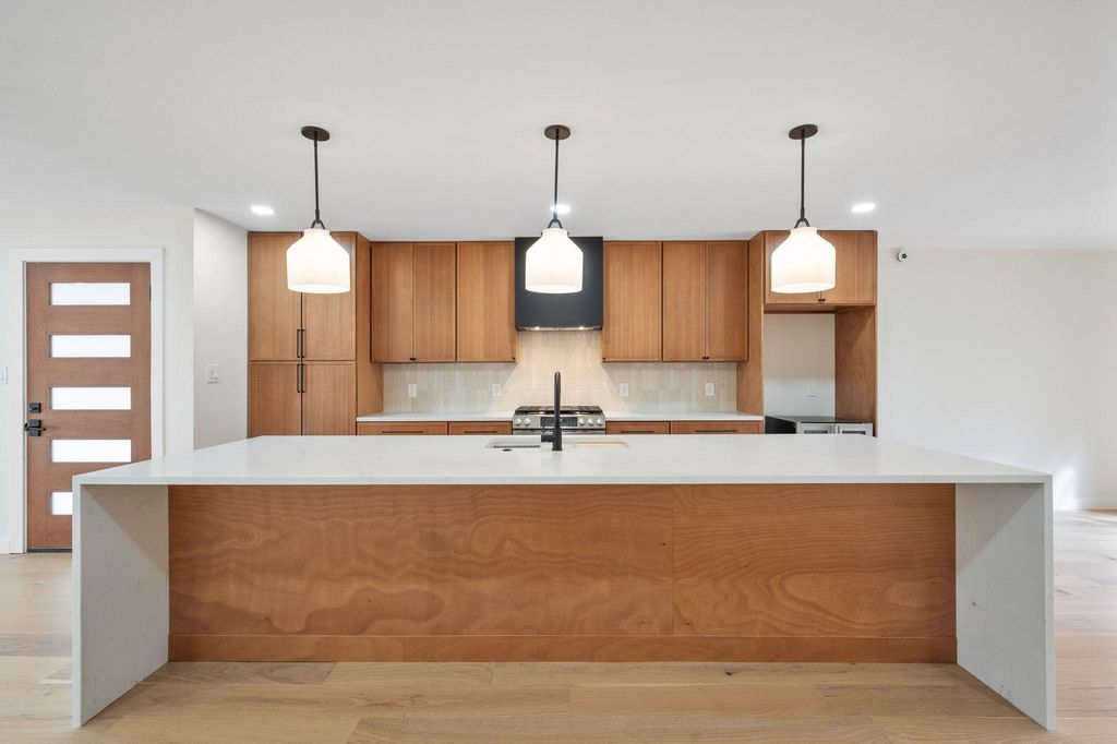 1811 Rogge LN, Austin, TX 78723