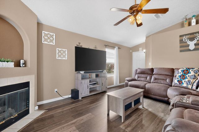 27 Violeta Place, Los Lunas, NM 87031