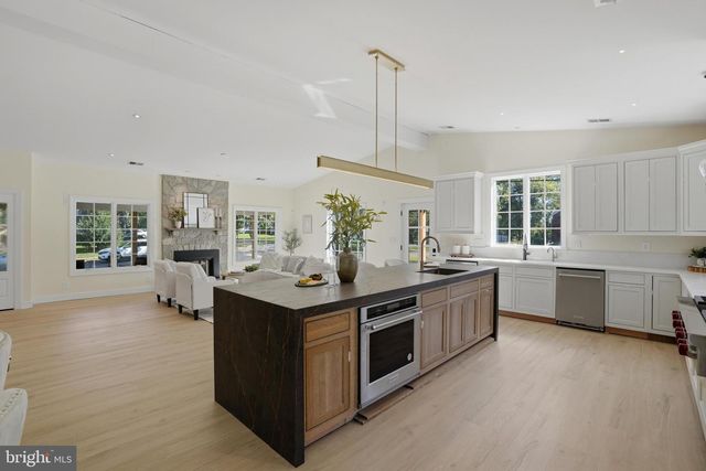 300 LEWIS ST NW, Vienna, VA 22180