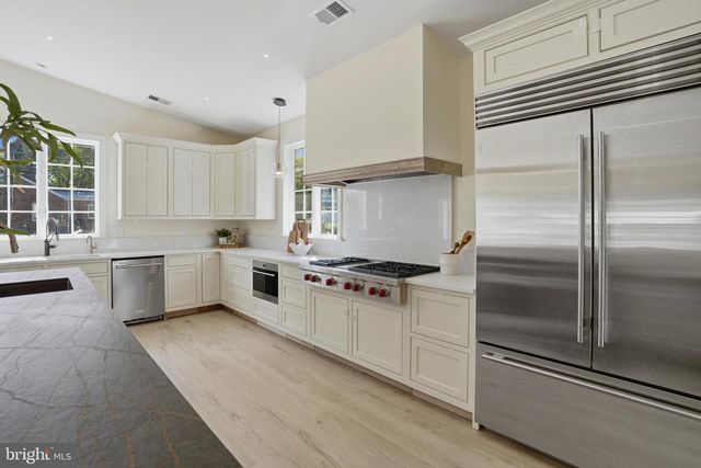 300 LEWIS ST NW, Vienna, VA 22180