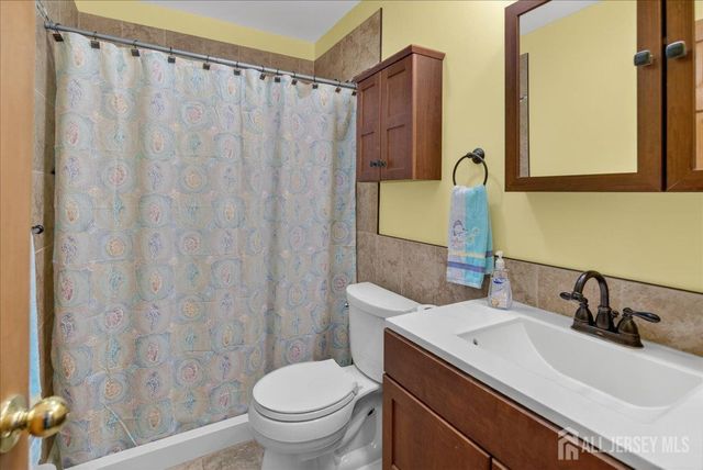 13 Comstock Road, Edison, NJ 08817