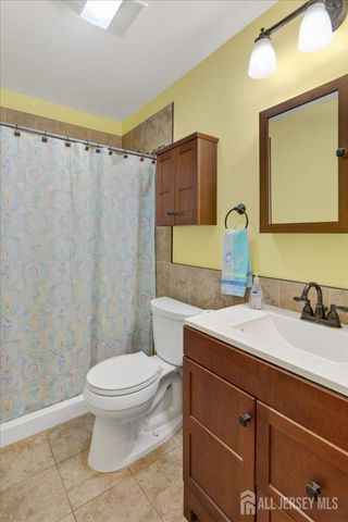 13 Comstock Road, Edison, NJ 08817