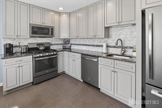 13 Comstock Road, Edison, NJ 08817