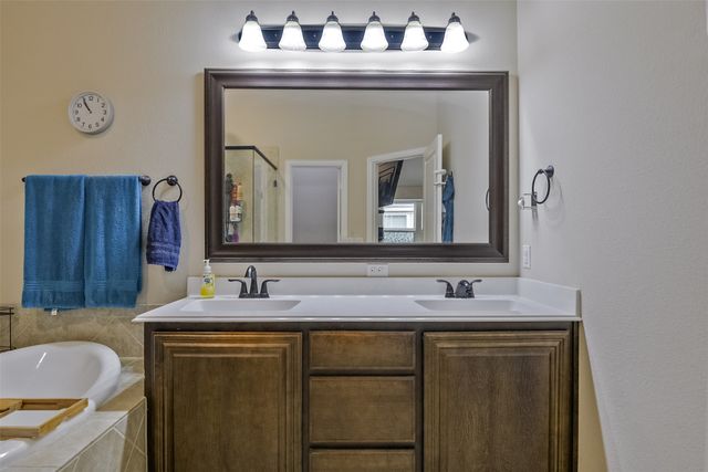 118 Gateway Drive, Alvarado, TX 76009