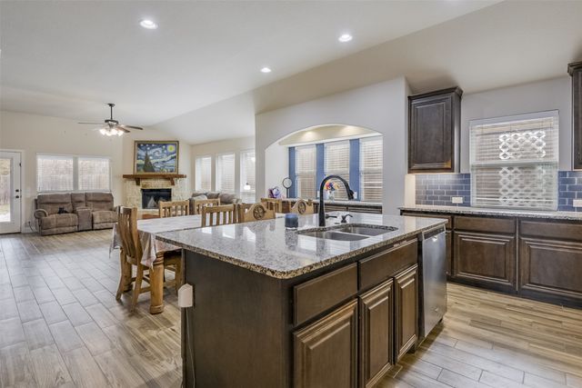 118 Gateway Drive, Alvarado, TX 76009