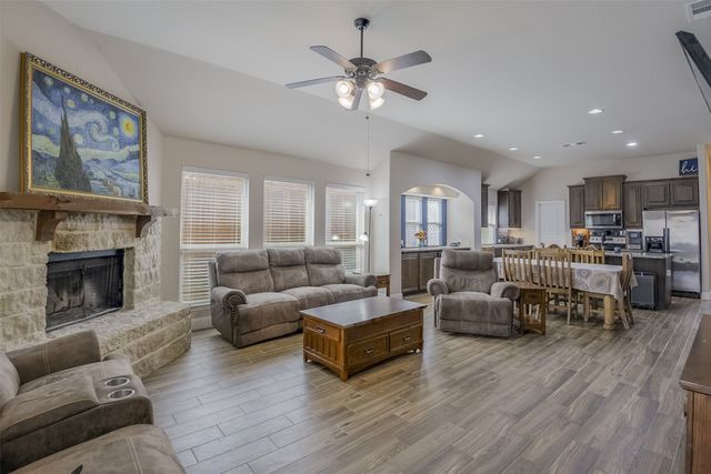 118 Gateway Drive, Alvarado, TX 76009