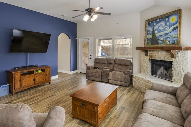 118 Gateway Drive, Alvarado, TX 76009