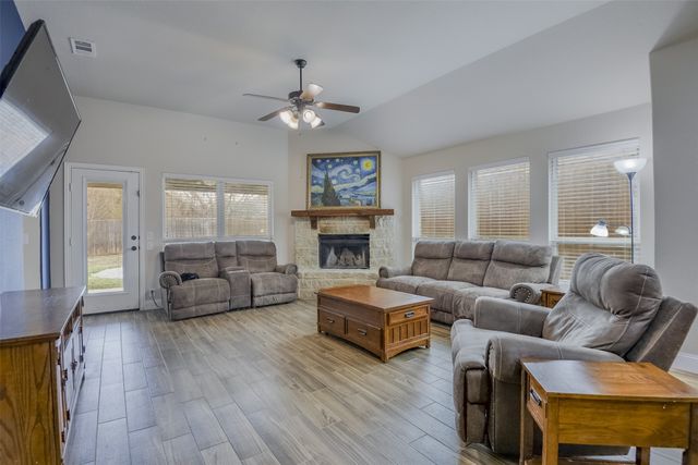 118 Gateway Drive, Alvarado, TX 76009