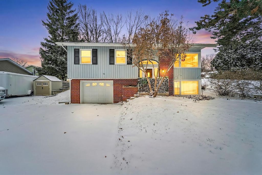 153 N Maple AVENUE, Slinger, WI 53086