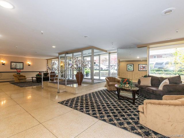 45 HILLPARK Avenue 2L, Great Neck, NY 11021