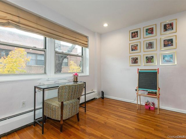 45 HILLPARK Avenue 2L, Great Neck, NY 11021