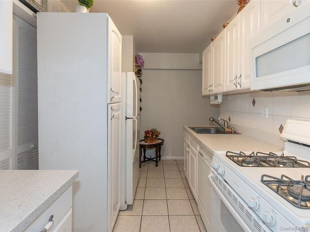 45 HILLPARK Avenue 2L, Great Neck, NY 11021