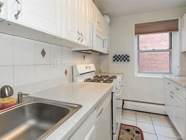 45 HILLPARK Avenue 2L, Great Neck, NY 11021