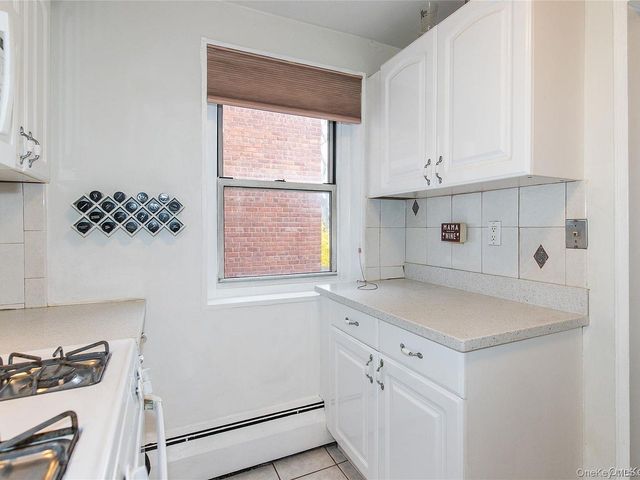 45 HILLPARK Avenue 2L, Great Neck, NY 11021