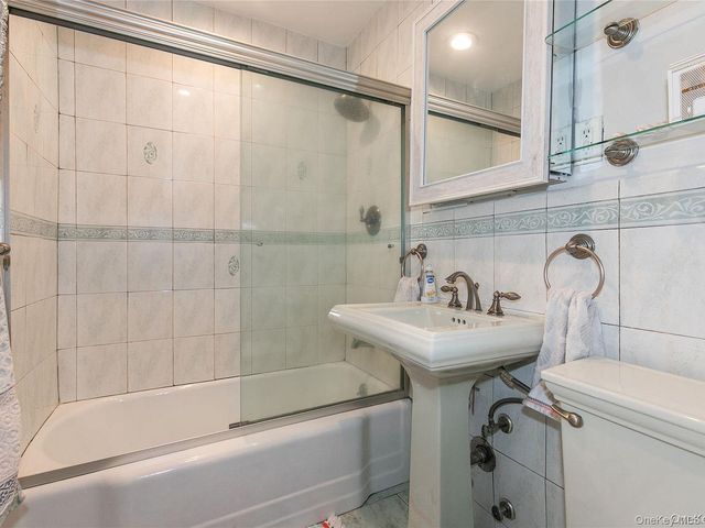 45 HILLPARK Avenue 2L, Great Neck, NY 11021