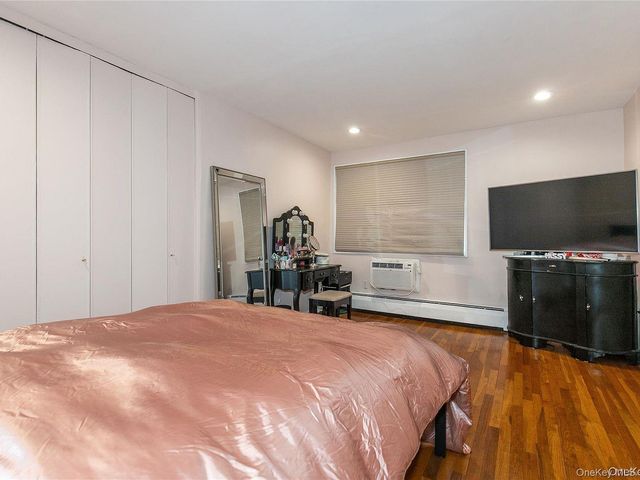 45 HILLPARK Avenue 2L, Great Neck, NY 11021