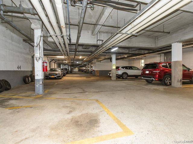 45 HILLPARK Avenue 2L, Great Neck, NY 11021