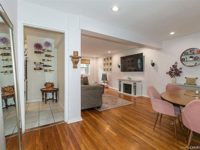 45 HILLPARK Avenue 2L, Great Neck, NY 11021