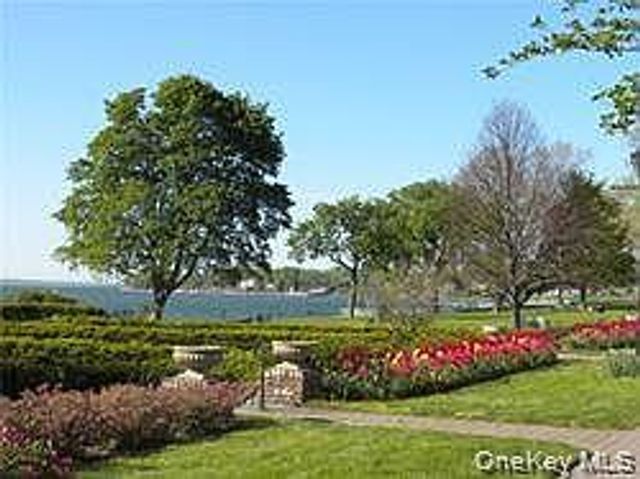 45 HILLPARK Avenue 2L, Great Neck, NY 11021