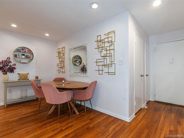 45 HILLPARK Avenue 2L, Great Neck, NY 11021