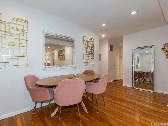 45 HILLPARK Avenue 2L, Great Neck, NY 11021