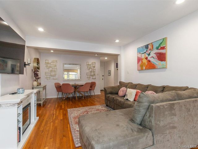 45 HILLPARK Avenue 2L, Great Neck, NY 11021
