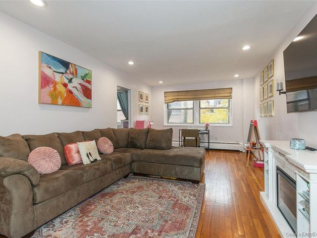 45 HILLPARK Avenue 2L, Great Neck, NY 11021