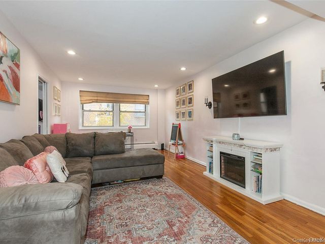 45 HILLPARK Avenue 2L, Great Neck, NY 11021