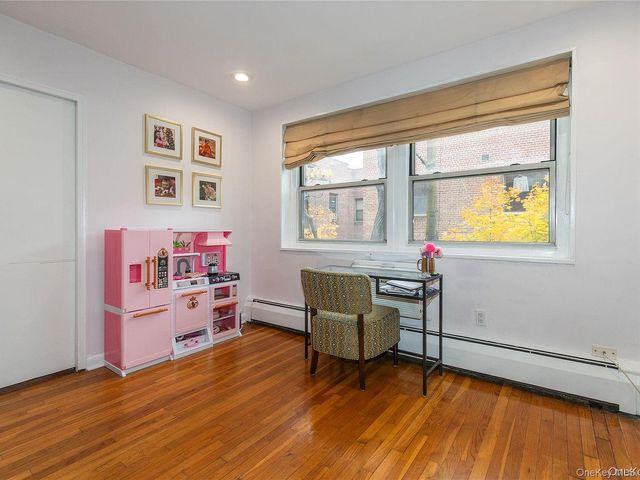 45 HILLPARK Avenue 2L, Great Neck, NY 11021