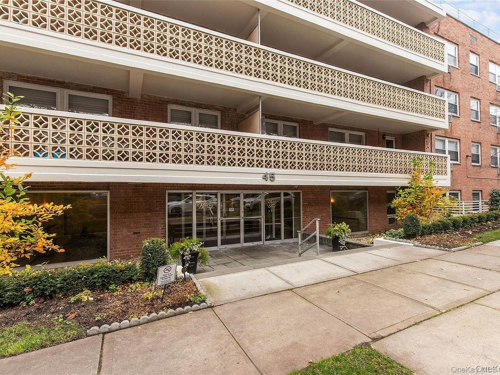 45 HILLPARK Avenue 2L, Great Neck, NY 11021