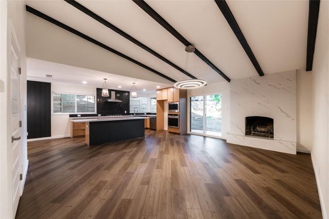 9403 Hunters TRCE E, Austin, TX 78758