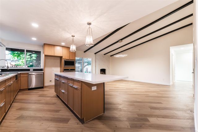 9403 Hunters TRCE E, Austin, TX 78758