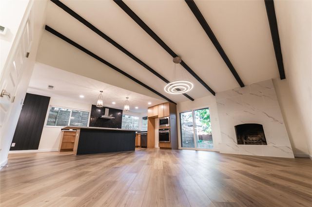 9403 Hunters TRCE E, Austin, TX 78758