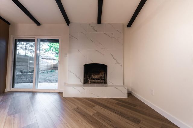 9403 Hunters TRCE E, Austin, TX 78758