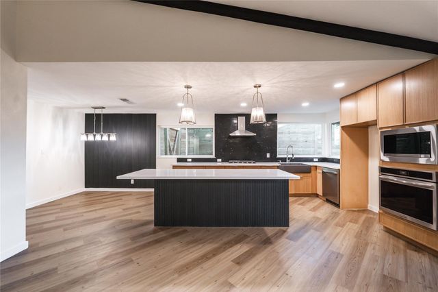 9403 Hunters TRCE E, Austin, TX 78758