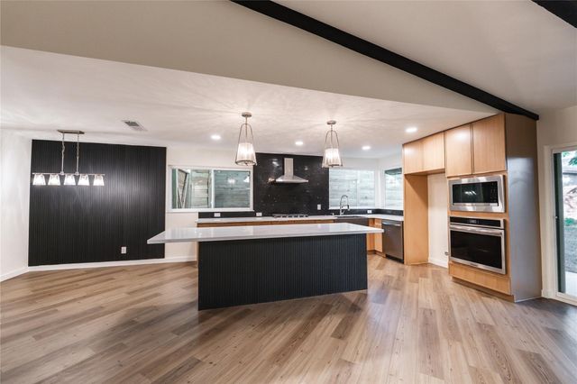 9403 Hunters TRCE E, Austin, TX 78758