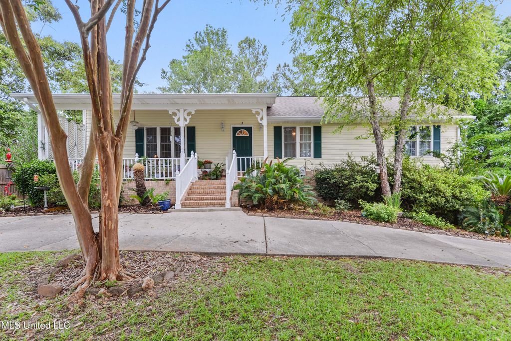 6658 Ahekolo Circle, Diamondhead, MS 39525