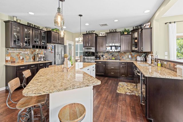 617 Eastgate Parkway, Mahtomedi, MN 55115