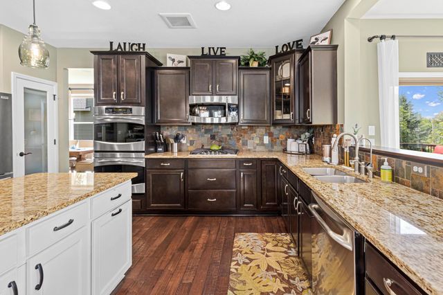 617 Eastgate Parkway, Mahtomedi, MN 55115