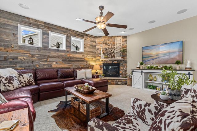 617 Eastgate Parkway, Mahtomedi, MN 55115