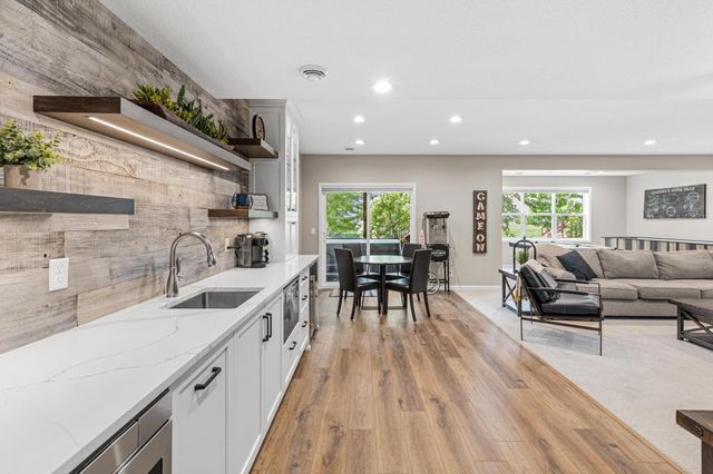 617 Eastgate Parkway, Mahtomedi, MN 55115