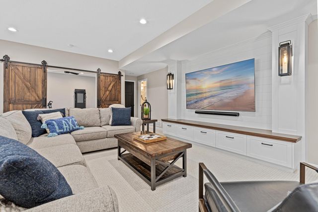 617 Eastgate Parkway, Mahtomedi, MN 55115
