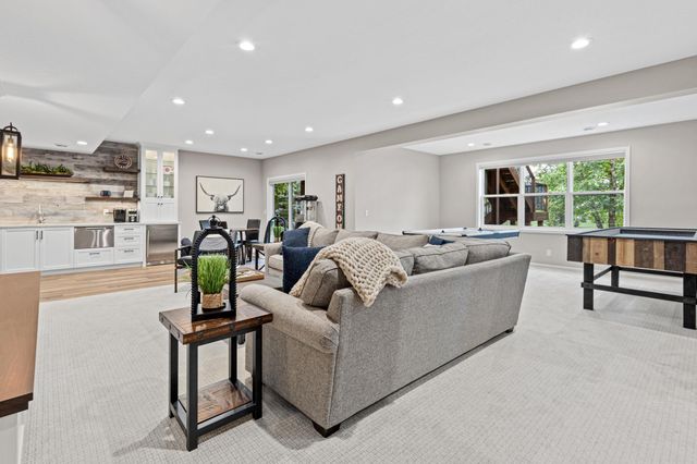 617 Eastgate Parkway, Mahtomedi, MN 55115