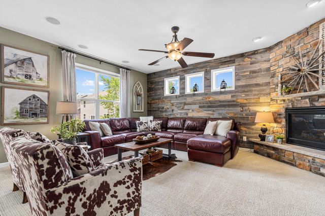 617 Eastgate Parkway, Mahtomedi, MN 55115