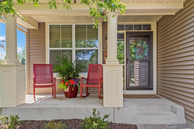 617 Eastgate Parkway, Mahtomedi, MN 55115