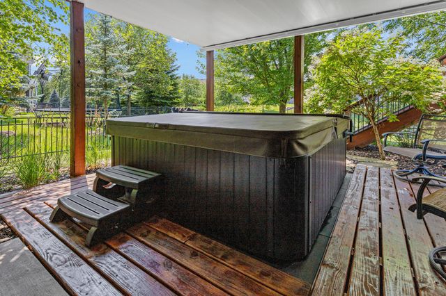 617 Eastgate Parkway, Mahtomedi, MN 55115