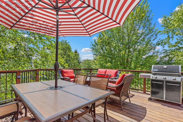 617 Eastgate Parkway, Mahtomedi, MN 55115