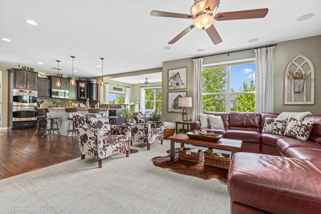 617 Eastgate Parkway, Mahtomedi, MN 55115