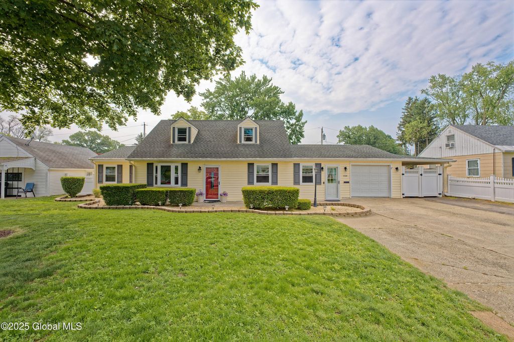 1038 Horvath Street, Schenectady, NY 12303